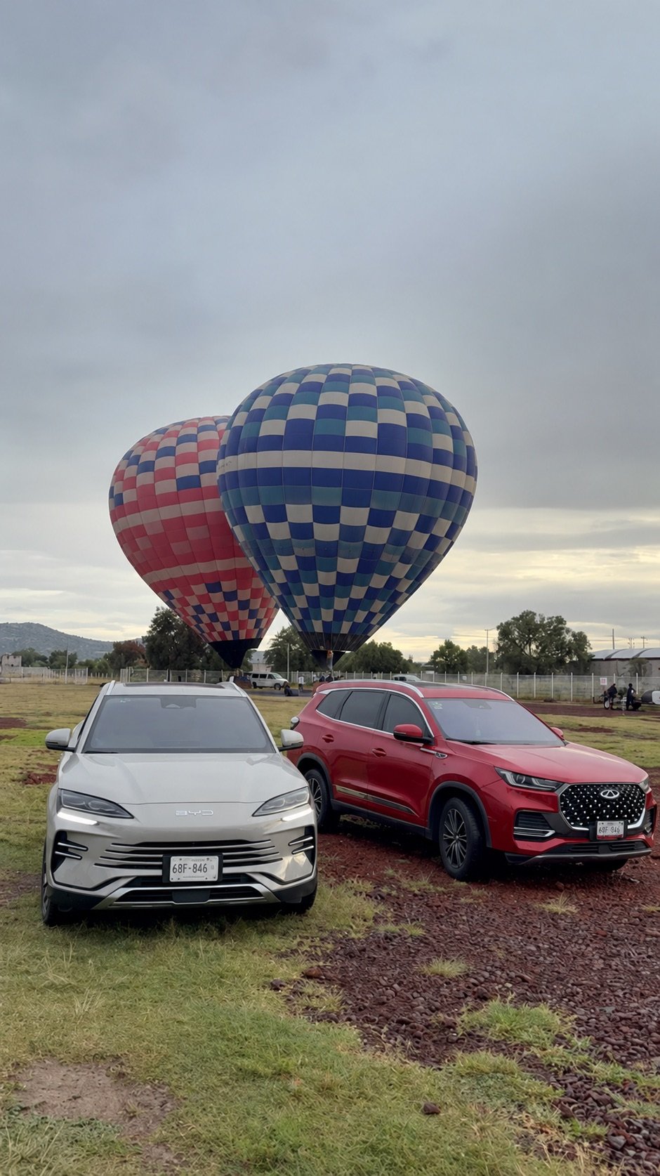 Vehículos SUV de Zen Ride frente a globos aerostáticos en Teotihuacán